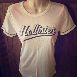💥SOLD💥NWT Hollister Women’s Graphic Tee
